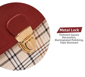 Détail de la boucle carrée dorée sur le cuir rouge et le sac à carreaux beige