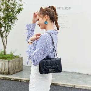 Sac à bandoulière matelassé noir pour femme avec chaîne et serrure circulaire élégante