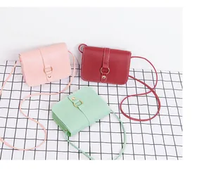 Trois petits sacs bandoulière carrés minimalistes en rose, bordeaux et vert menthe