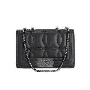 Sac à bandoulière moderne en cuir matelassé noir avec chaîne et fermoir pivotant