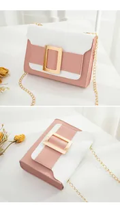 Vue verticale du sac bandoulière bicolore rose et blanc avec boucle carrée dorée