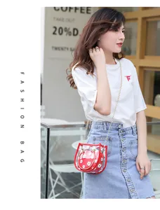 Détail du sac en PVC rouge transparent avec pochette marguerite et chaîne dorée