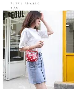 Détail du sac intérieur imprimé marguerites rouges et sac en PVC transparent avec chaîne