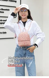 Detalle de una mini mochila rosa con patrones Lucky Girl llevada por una modelo de moda