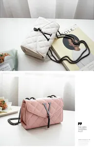 Détails de sacs à chaîne en cuir matelassé blanc et rose avec pompons et logo en V