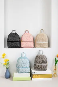 Vista de detalle de mochilas pequeñas para mujer con estampado Lucky Girl en colores