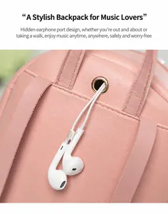 Detalle de mochila de cuero rosa con puerto metálico para auriculares y cable blanco