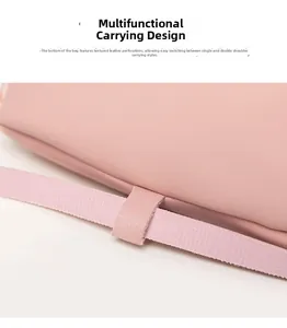 Detalle de la base de la mochila de cuero rosa que muestra el diseño de correa versátil