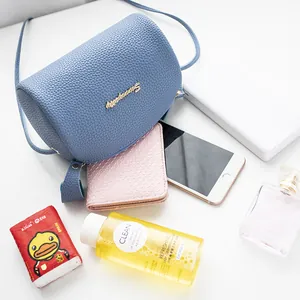 Mini borsa a tracolla blu con grana litchi e logo in metallo dorato per donne eleganti