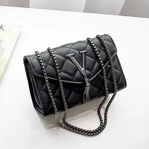 Sac bandoulière matelassé noir avec logo V, pompon décoratif et chaîne métallique
