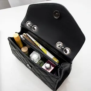 Sac à bandoulière matelassé noir classique avec chaîne argentée et rangement interne organisé