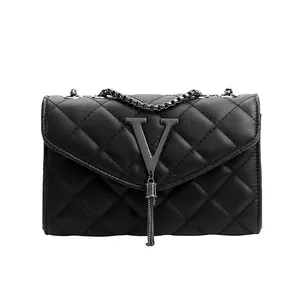 Sac bandoulière matelassé noir avec logo V métallique, gland de chaîne et bandoulière