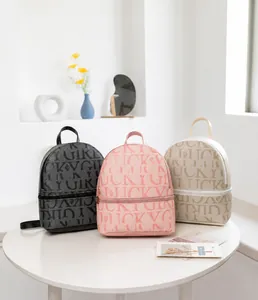 Detalle de tres mini mochilas de moda en colores negro, rosa y blanco de cuero