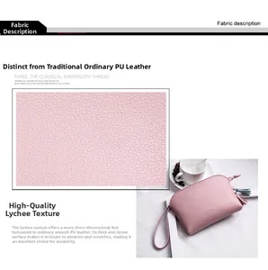 Dettaglio della trama in pelle PU rosa con nappa decorativa e cinturino da polso incluso