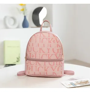 Detalle de la mini mochila rosa con estampados de letras y bolsillo frontal con cremallera