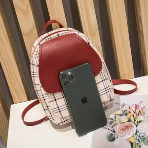 Mini sac à dos pour femme en cuir PU avec motif à carreaux, rabat et poignée rouge