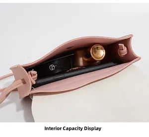 Mini Umhängetasche aus rosa Leder mit Platz für Smartphone und Kosmetikartikel