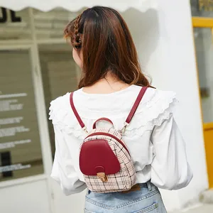 Mini sac à dos à carreaux pour femmes avec rabat en cuir rouge et boucle dorée en métal