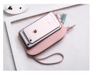 Mini pochette rosa con nappe colorate accanto ai telefoni per il confronto delle taglie