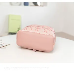 Vista detallada de la base de la mochila rosa con estampado de letras y costuras finas