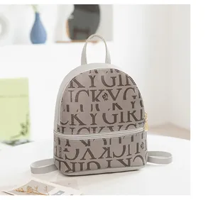 Detalle de la mini mochila mostrando letras Lucky Girl y elegantes cremalleras doradas
