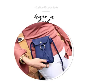 Détail du mini sac bandoulière bleu foncé avec motif litchi et fermoir anneau doré