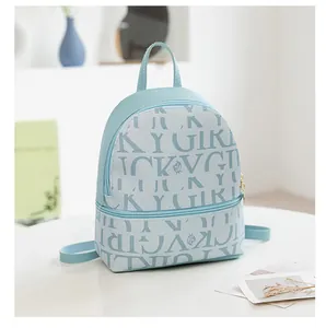 Detalle de mini mochila azul menta con estampado Lucky Girl y cierre de cremallera suave