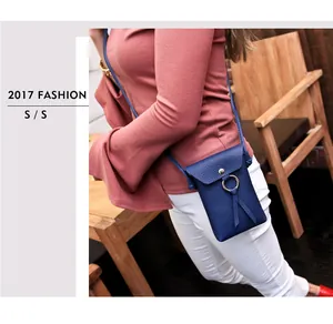 Détail du sac à téléphone en cuir grainé bleu marine avec anneau métal et gland décoratif