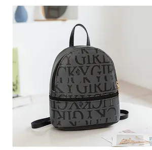 Primer plano detallado de la mochila gris con estampado Lucky Girl y bolsillos con cremallera