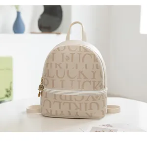 Vista de cerca de la mini mochila con estampado Lucky y detalle de cremallera dorada
