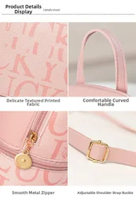 Detalle de textura de cuero rosa, herrajes dorados y correas ajustables de la mini mochila