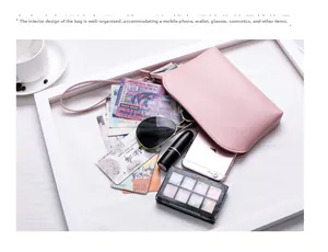 Interno della mini borsa rosa con smartphone, occhiali da sole e articoli per il trucco