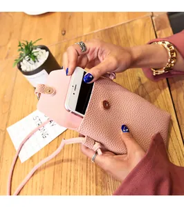 Mini sac bandoulière rose en cuir grainé pour téléphone avec fermeture aimantée en métal