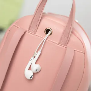 Mochila rosa de cuero PU para mujer con un puerto funcional de metal dorado para auriculares