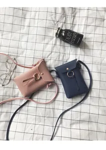 Vue détaillée de mini sacs bandoulière en cuir rose et marine avec anneaux dorés