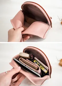 Detalle del interior de la mini mochila de cuero PU rosa que muestra compartimentos y espacio