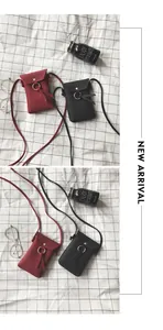 Mini sac pour téléphone avec anneau en métal et gland en noir et rouge texture litchi