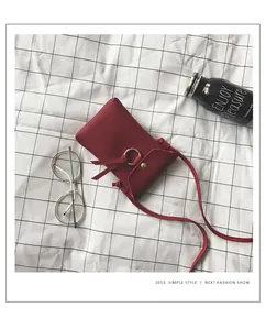 Mini sac bandoulière rouge foncé grainé avec anneau doré et détail de nœud élégant