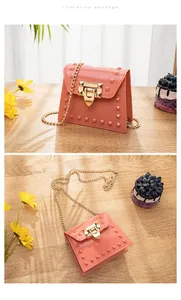 Detailansicht der pinkfarbenen Jelly Bag mit goldenen Pyramiden-Nieten und Kette