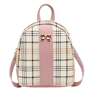 Roze patchwork mini rugzak met klassiek ruitpatroon en gouden strik detail