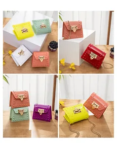 Detailansicht der Mini-Gelee-Taschen mit quadratischen Nieten und Goldketten