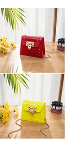 Detailansicht der Mini-Gelee-Taschen mit Pyramidennieten und goldenen Ketten
