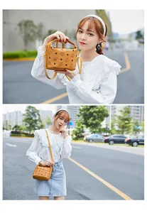 Dettagli della borsa a mano marrone vintage monogram con manici e tracolla
