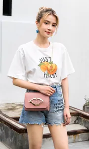 Piccola borsa rosa con fibbia a forma di labbra dorate indossata su un outfit casual