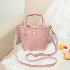 Borsa a secchiello rosa con trama a coccodrillo e dettagli in metallo dorato