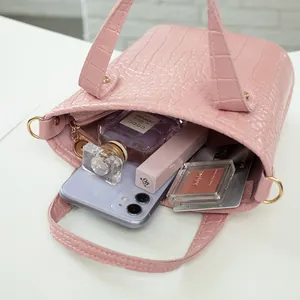 Borsa a secchiello rosa effetto coccodrillo con spazio interno per piccoli oggetti