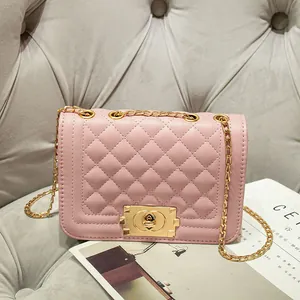 Elegante roze gewatteerde crossbodytas met gouden ketting en metalen draaisluiting
