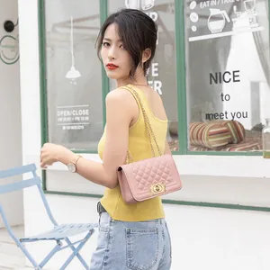 Elegante roze gewatteerde crossbodytas met gouden ketting en vierkante sluiting