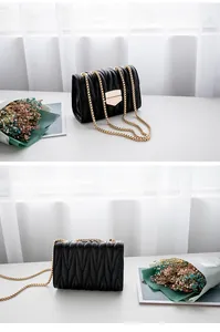 Détails de ce sac à bandoulière matelassé noir avec boucle dorée et motif à vagues