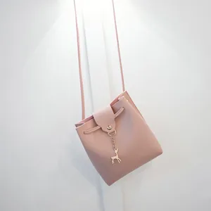 Roze mini emmertas met trekkoordsluiting en een gouden hertje als decoratie